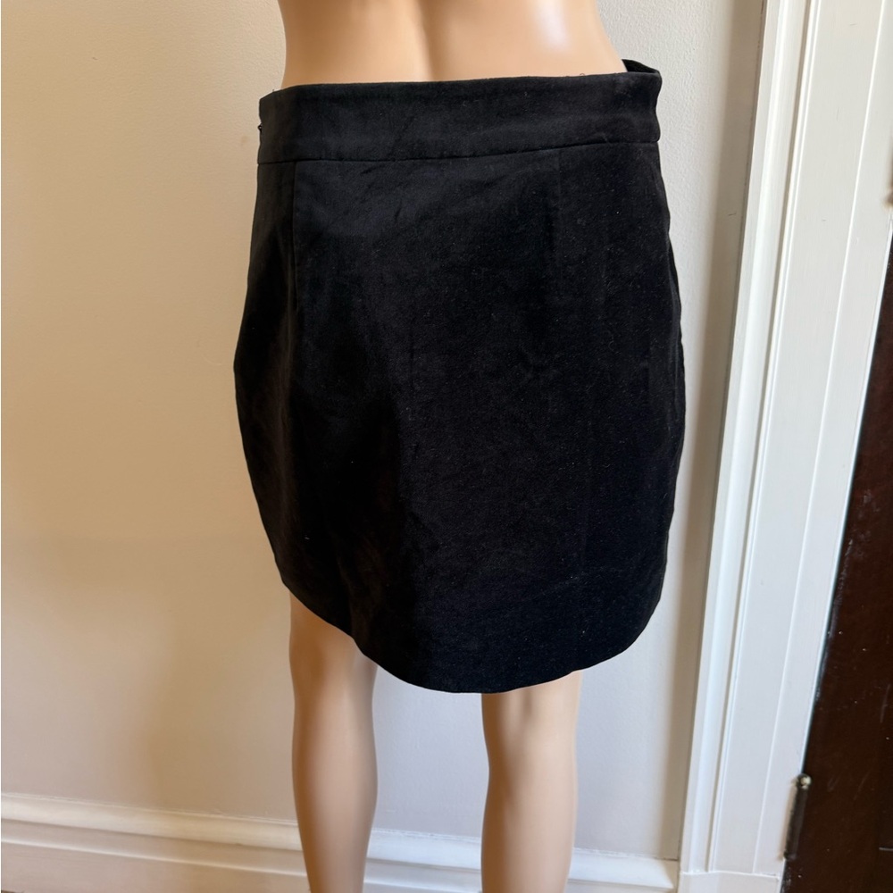 Elegant Black Women's Skirt - Picture 2 of 5
